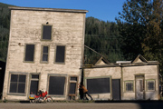 der Permafrostboden fordert seine Opfer, Dawson City