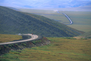 Der Dempster-Highway f�hrt durch die Weite der arktischen Tundra