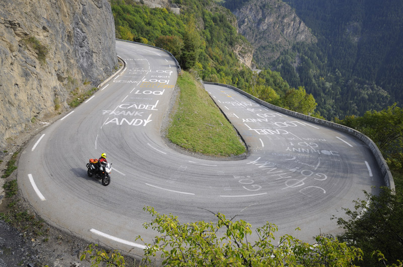 Eine der ber�hmten Kehren hinauf nach L'Alpe d'Huez