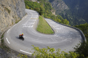  Eine der ber�hmten Kehren hinauf nach L'Alpe d'Huez 