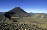  Blick auf den Vulkan Ngauruhoe vom Tongariro-Trail 