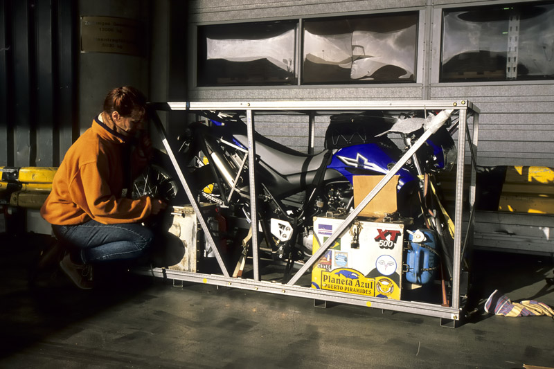 Das Motorrad wird f�r die Flugreise eingepackt  