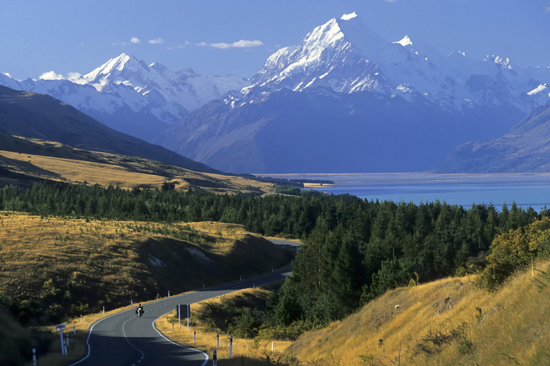 Im Hintergrund der h�chste Berg Neuseelands, der Mount Cook, 3754 Meter  