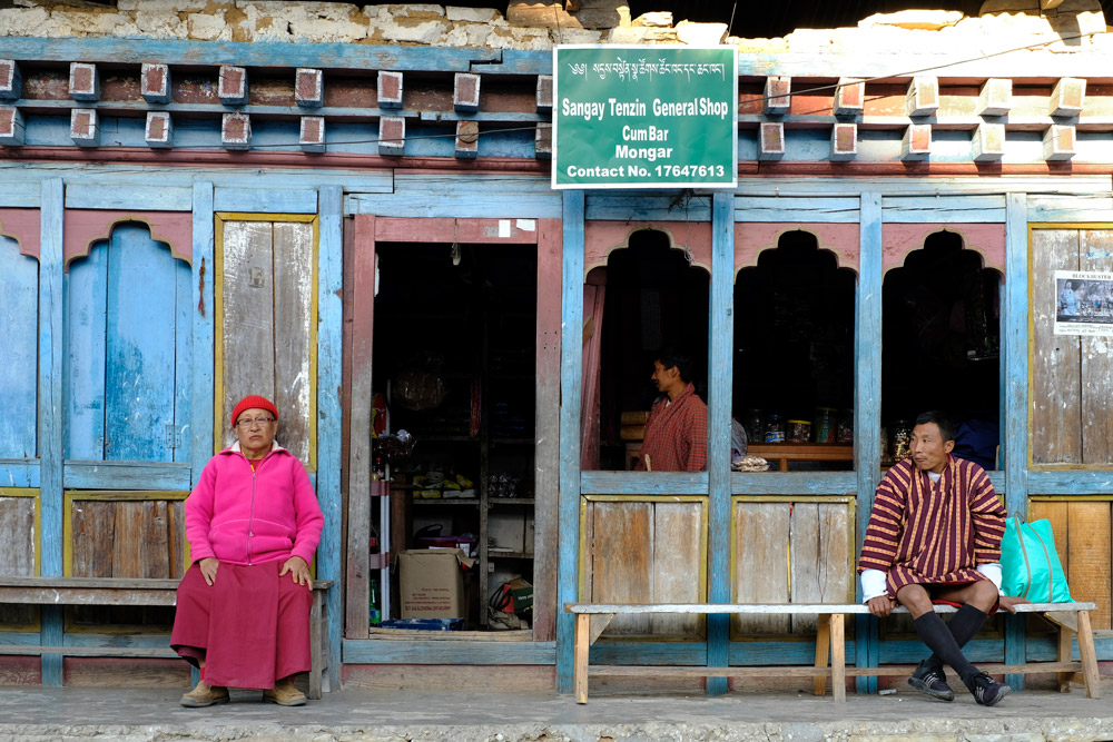vor einer Bar in Mongar