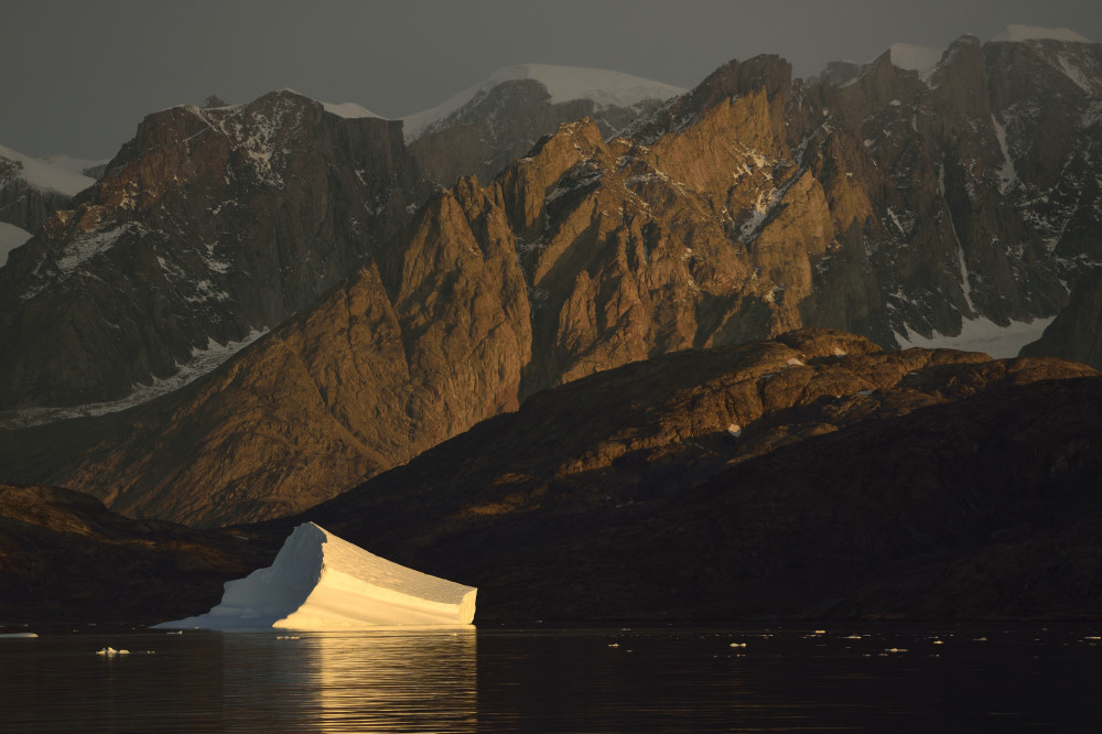 im �fjord, dahinter Renland