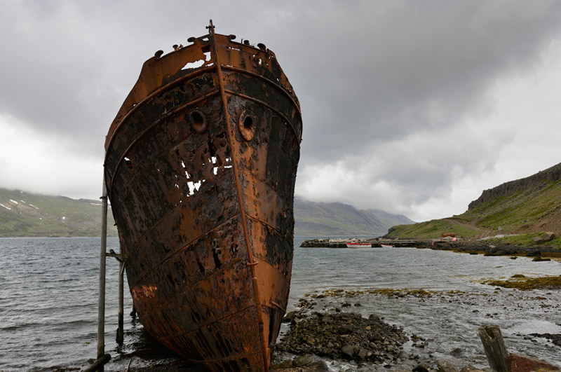 Vergessener Fischkutter in den Westfjorden