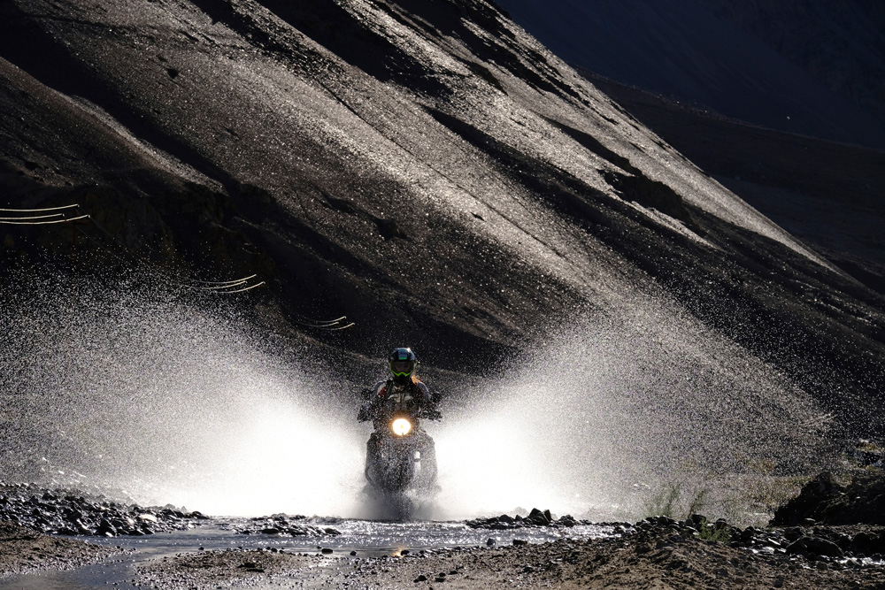 Flussdurchfahrt im Nubra-Tal