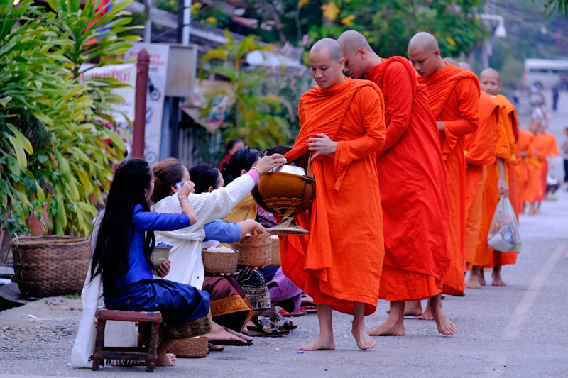 Almosengang in Luang Prabang 