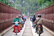 Mopedbr�cke in Luang Prabang 
