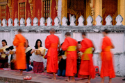 Almosengang in Luang Prabang 