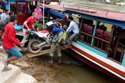 Motorradverladung auf ein Mekongboot 