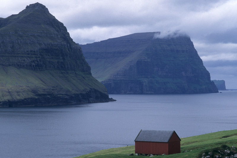 typische Fjordszenerie auf den F&auml;r&ouml;er-Inseln