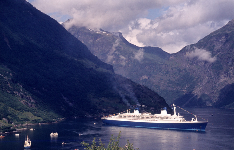 das 1984 weltgr��te Kreuzfahrtschiff im Geirangerfjord: die SS Norway
