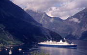 das 1984 weltgr��te Kreuzfahrtschiff im Geirangerfjord: die SS Norway