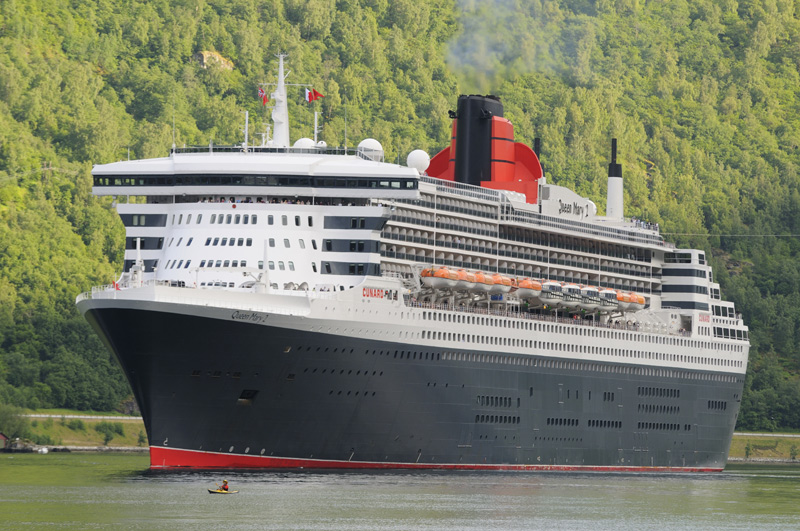 QM2 jagt Kajak im Aurlandsfjord