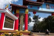 Ortseingang von Arunothai, wo viele Exil-Chinesen leben 
