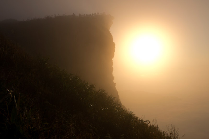 Spannender Sonnenaufgang auf dem Phu Chi Fah an der Grenze zu Laos