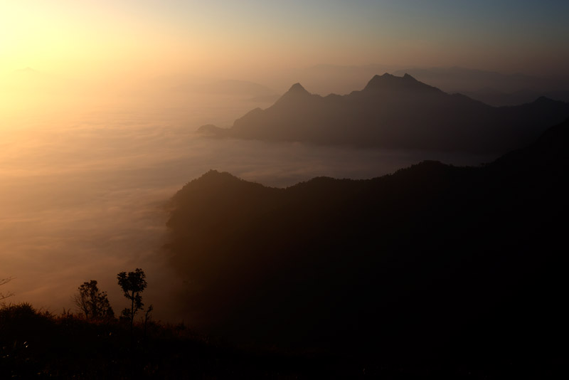 Spannender Sonnenaufgang auf dem Phu Chi Fah an der Grenze zu Laos