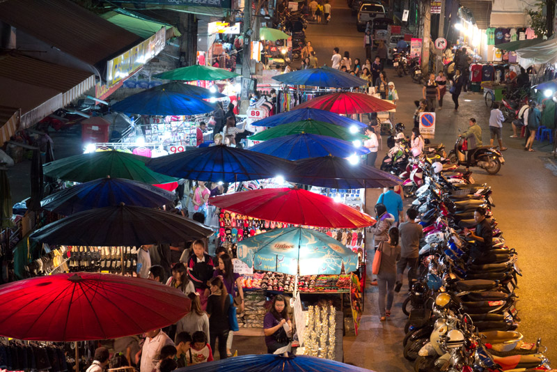 Pulsierendes Leben auf dem Nachtmarkt von Chiang Mai