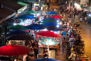 Pulsierendes Leben auf dem Nachtmarkt von Chiang Mai
