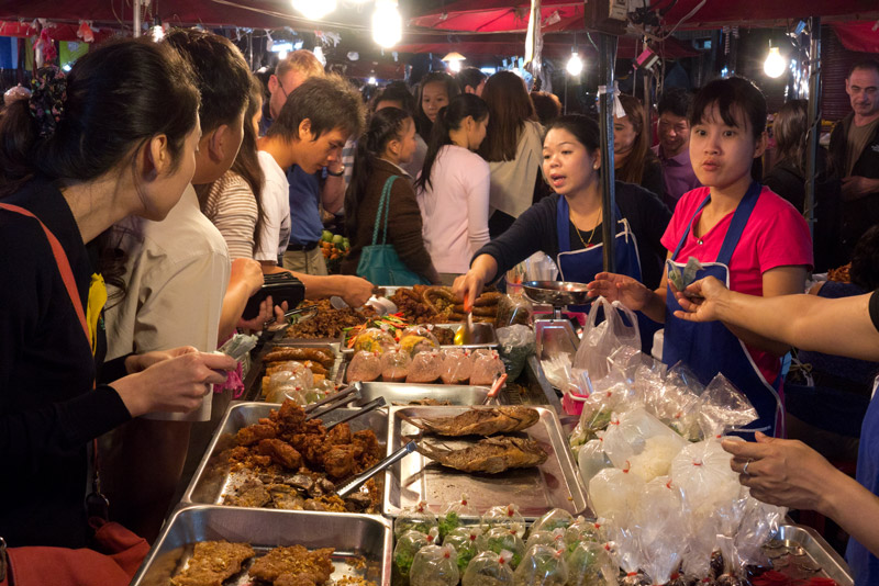 Pulsierendes Leben auf dem Nachtmarkt von Chiang Mai