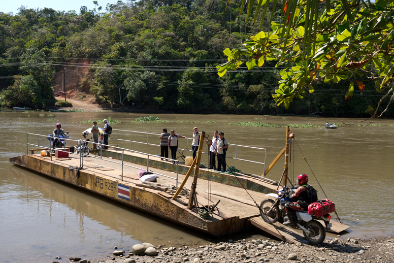 Costa Rica: F�hre �ber den Rio Sierpe