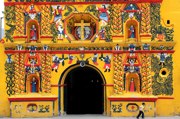 Bunte Kirche im Hochland von Guatemala
