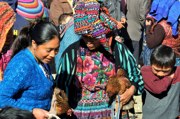 Quirliges Teiben auf dem Markt von San Francisco el Alto, Guatemala