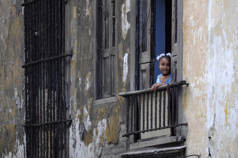 neugieriges Lachen in alten Mauern, Havanna