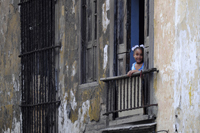  neugieriges Lachen in alten Mauern, Havanna 