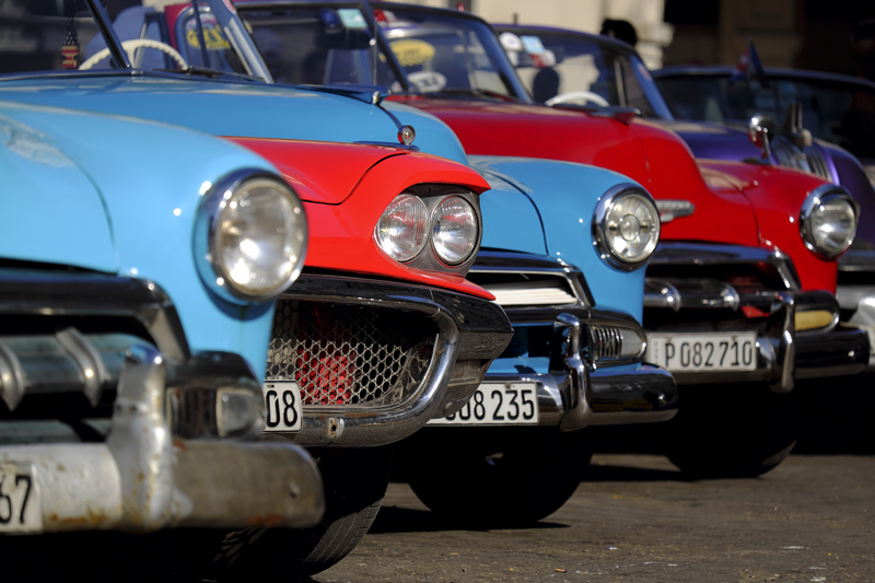Historische Taxis in Havanna warten auf Fahrg�ste