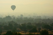 Ballon �ber dem Morgendunst des Hochlands